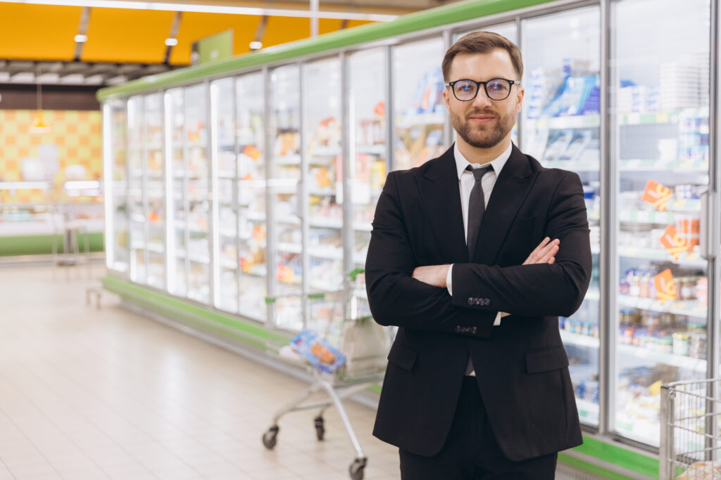 Zincir mağaza yönetimi kapsamında market operasyonlarını ve mağaza düzenini kontrol eden mağaza yöneticisi